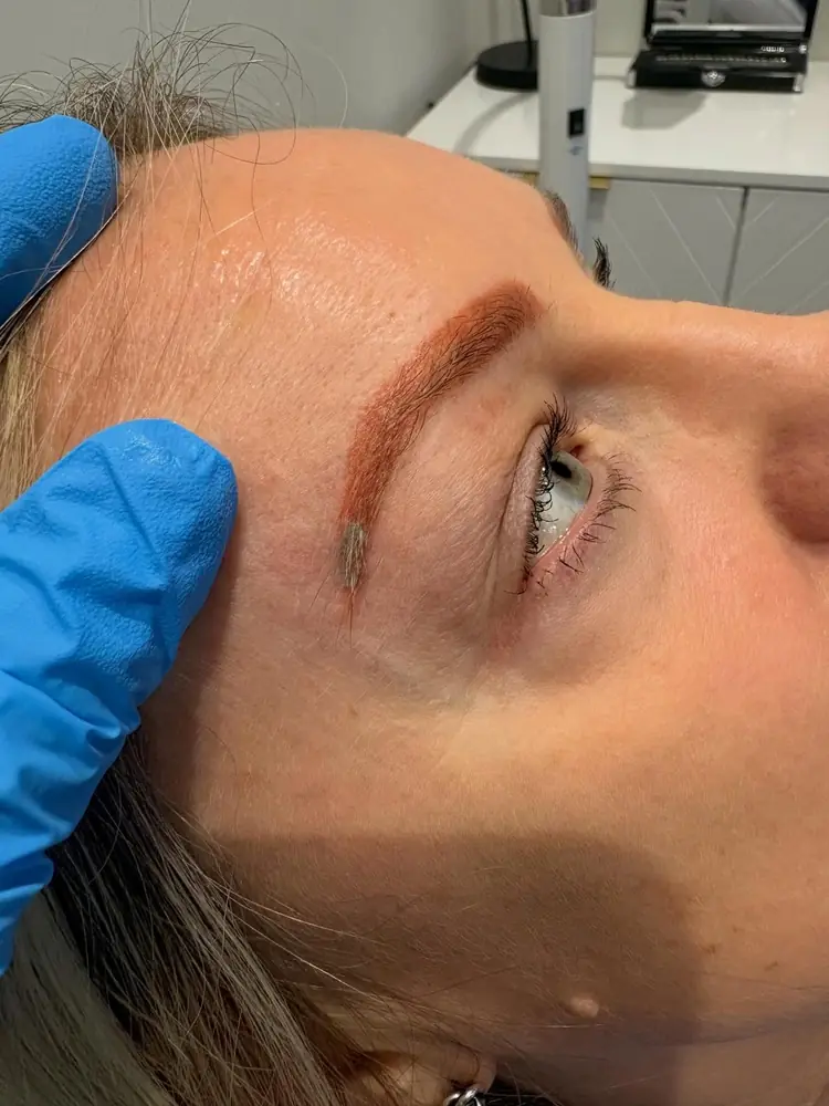 Patch test on the tail of a semi-permanent brow